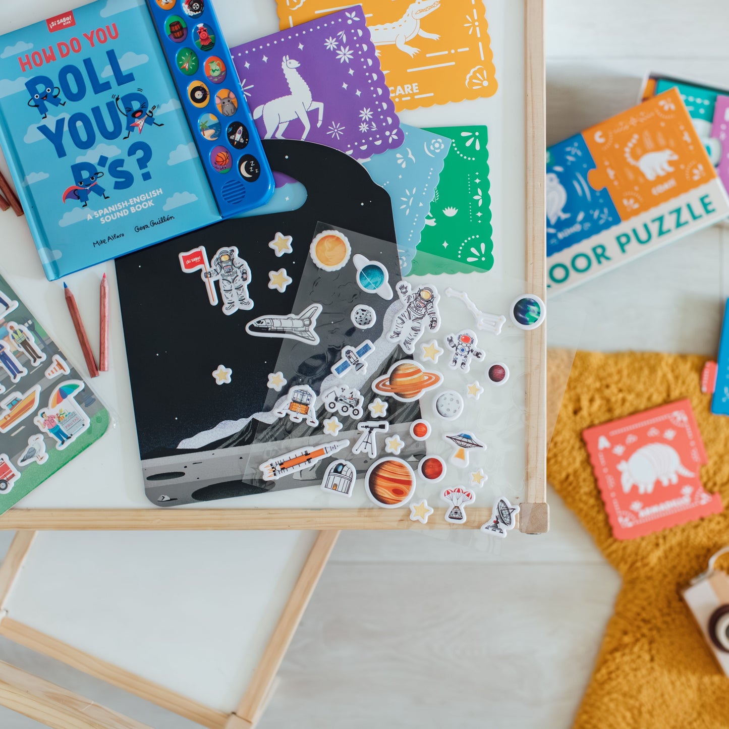 Sí Sabo Town: A Bilingual Reusable Sticker Play Set